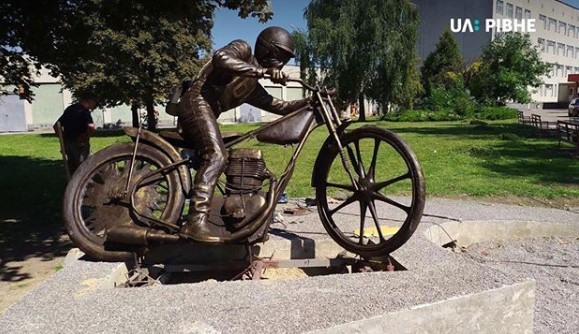 Пам'ятник спідвеїсту у Рівному