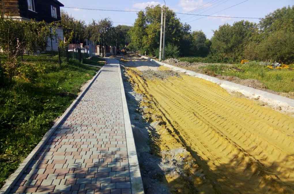 дорожники ремонтують асфальтне покриття рівне