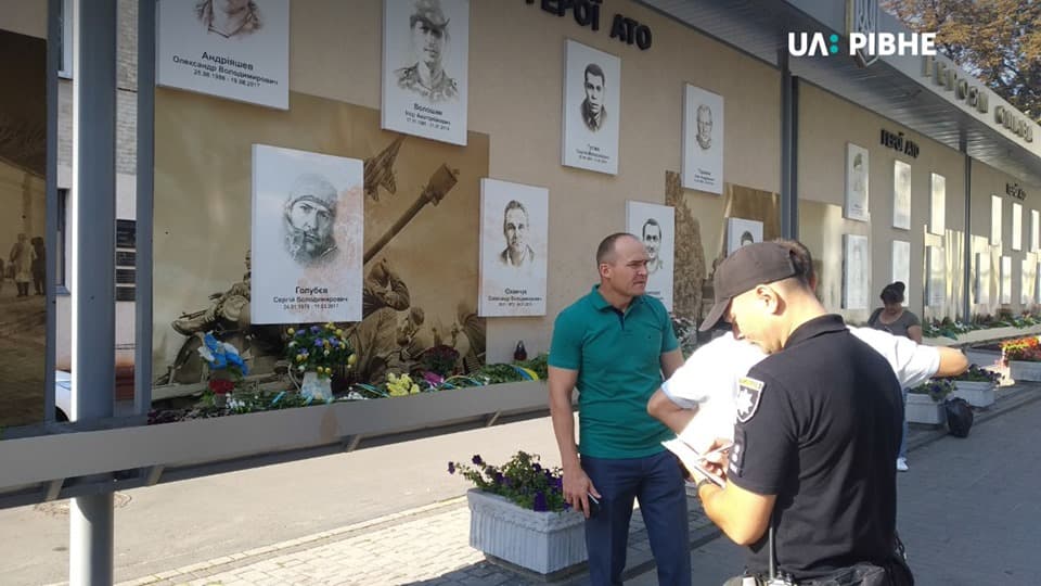 у рівному облили інсталяцію небесної сотні і героїв ато