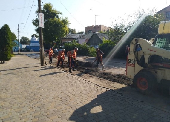 ремонт дороги біля колегіуму у рівному