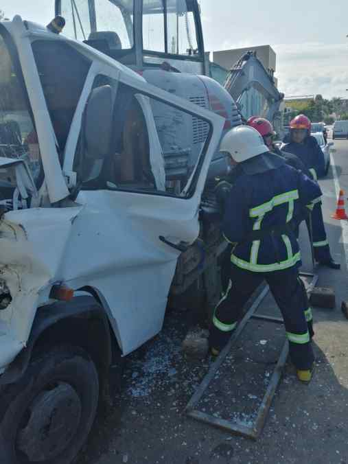 рятувальники деблокували постраждалого водія в аварії