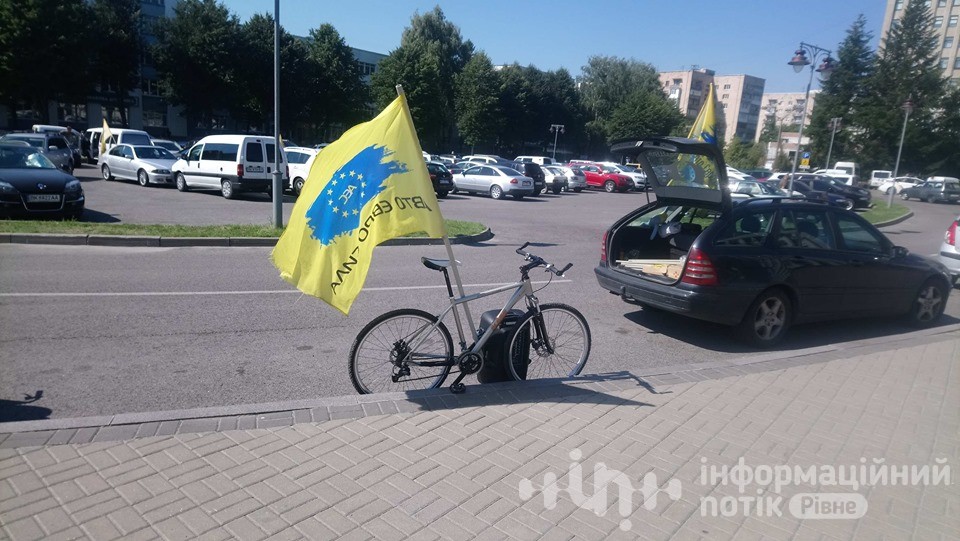 Євробляхарі пікетують під ОДА