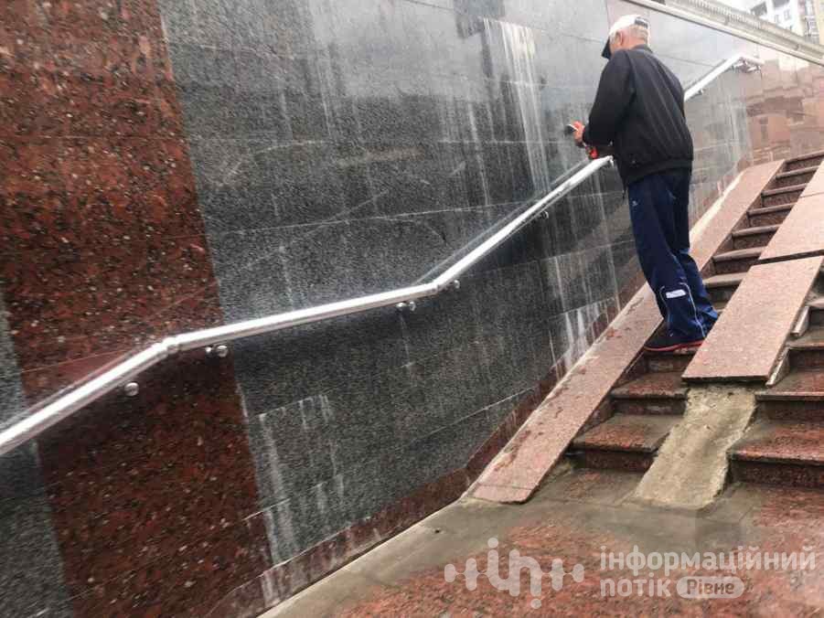 комунальники миють підземку на Театральній