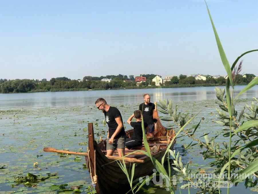 відомий рівненський драккар спустили на воду