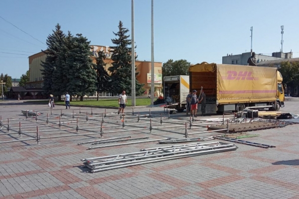 У Рівному монтують сцену на святкові дні