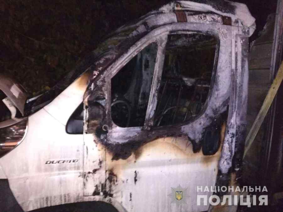 поліція розслідує причини загорання авта у вельбівному