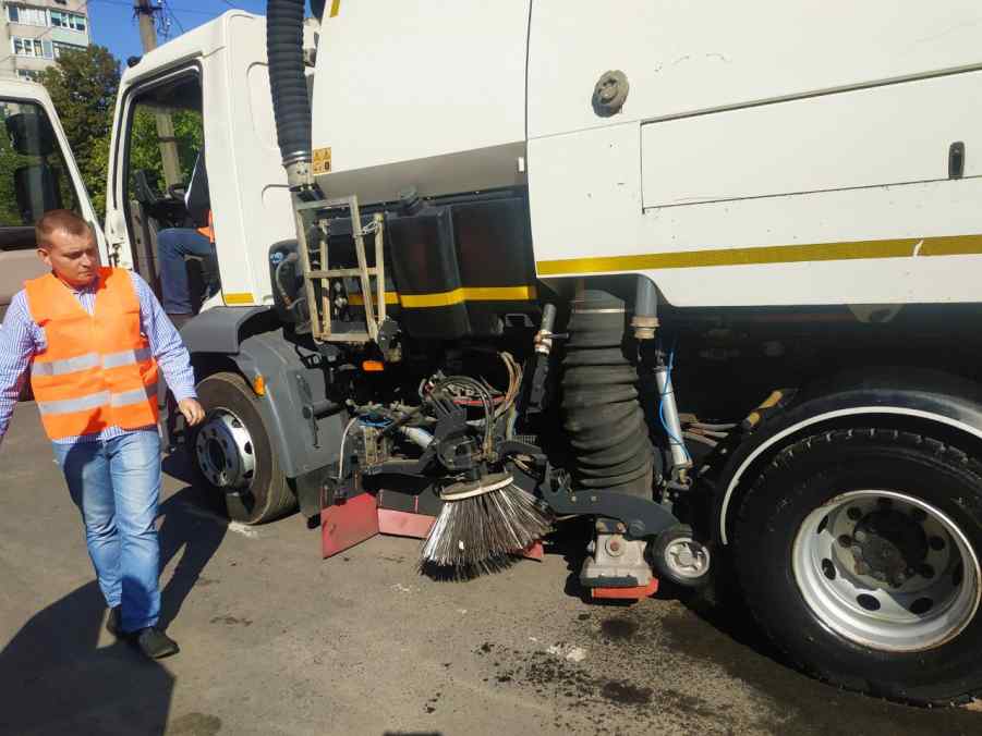 міськШЕУ придбало нову сміттєприбиральну техніку