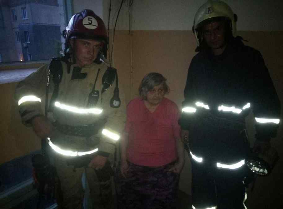 пожежники врятували жінку із пожежі в дубні
