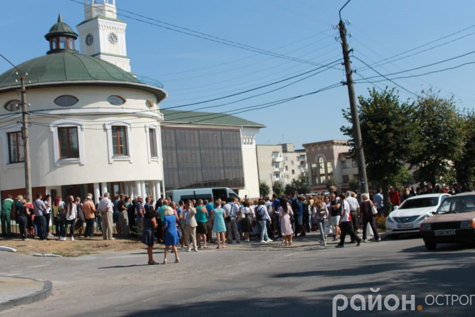 до зеленського в острозі не пускала охорона