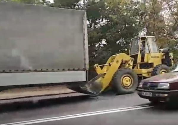 З вантажівки злетів причіп у Рівному