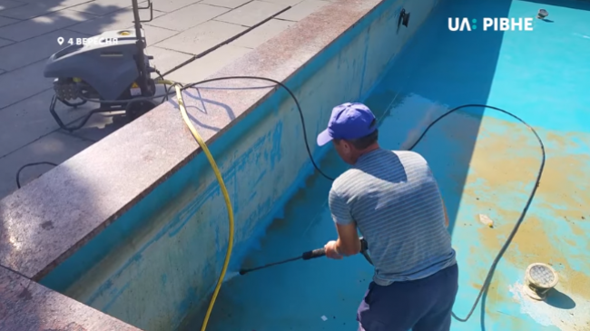 музичний фонтан у рівному залили шампунем