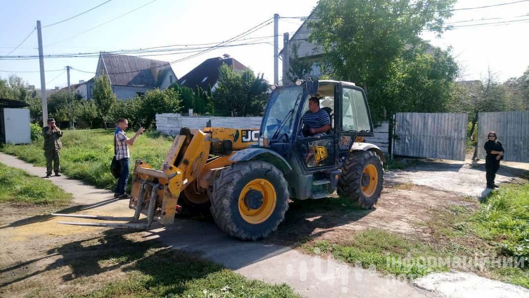 люди протестують проти будівництва церкви