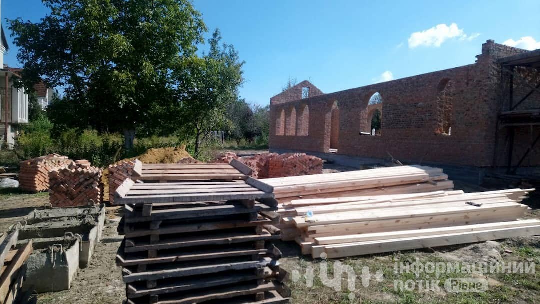 у рівному на дачній будують церкву