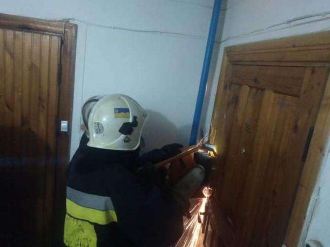 Рятувальники вибивали двері
