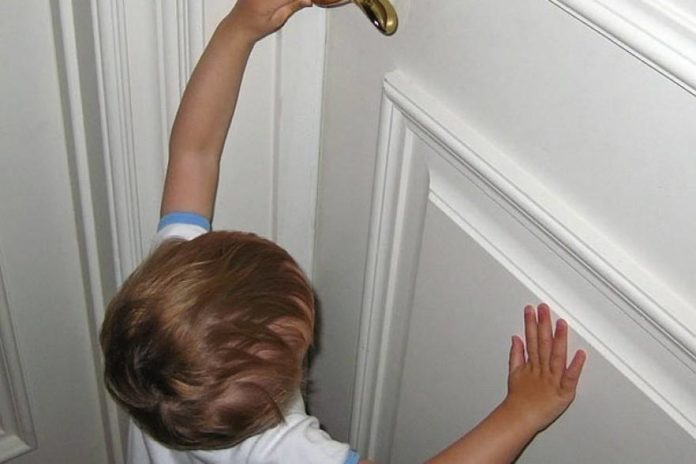 У вараші рятувальники допомогли поліцейським потрапити в квартиру