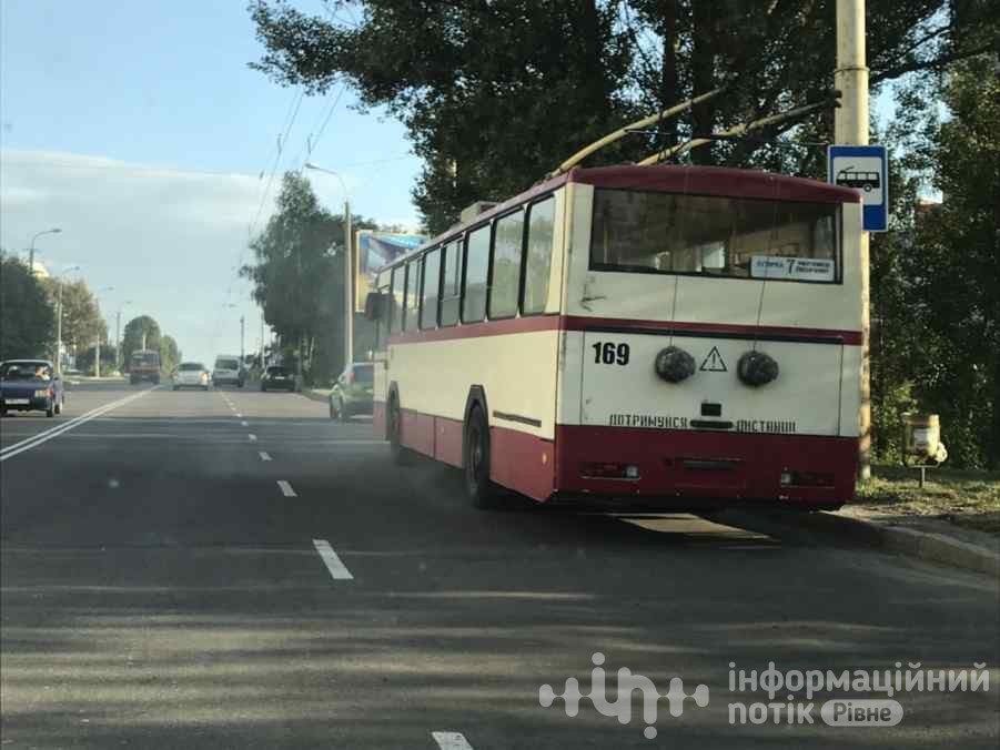 у рівному димить тролейбус