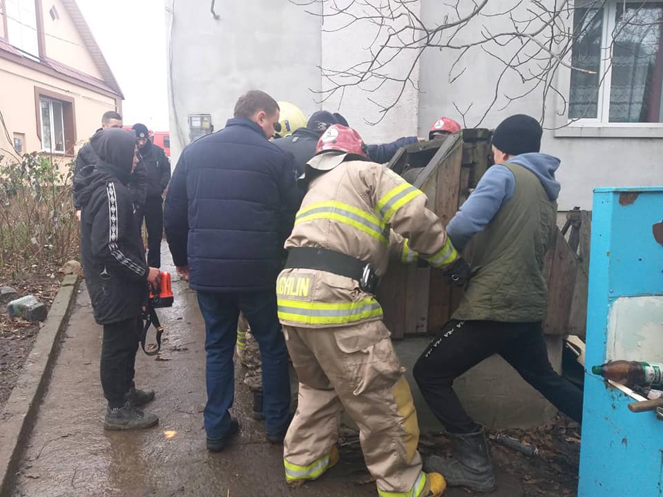 Бійці ДСНС дістали з колодязя на Дубенщині двох людей