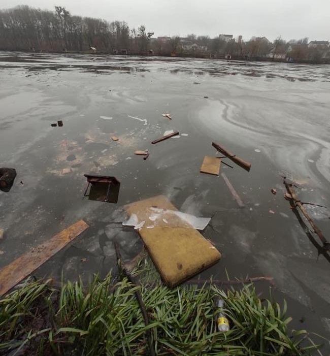 На Рівненщині водойму забруднили меблями та предметами побуту