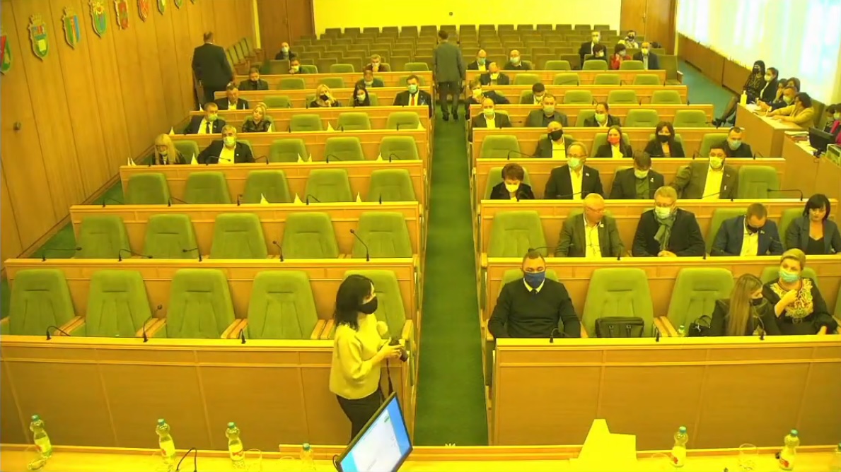 Напів порожня зала засідань Рівненської обласної ради