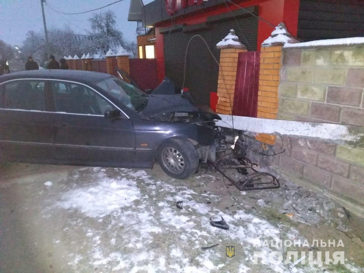 У Зарічному водій врізався у стовп і потрапив з пасажиром до лікарні