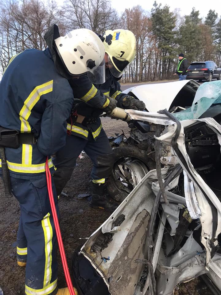 На Рівненщині від зіткнення з вантажівкою легковик зім'яло вщент (ФОТО)