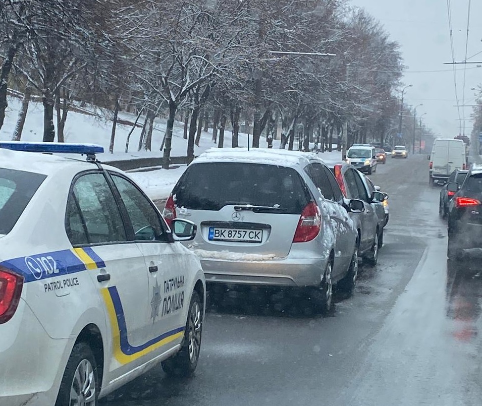 В Рівному на навпроти автовокзалу сталася потрійна ДТП (фотофакт)