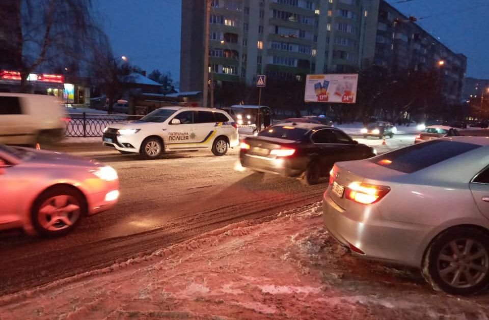 Дівчину-підлітка збило авто на перехресті в Рівному