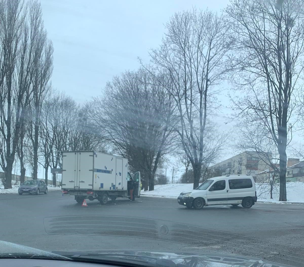 В Рівному вантажівка зіткнулась з легковим авто (фотофакт)