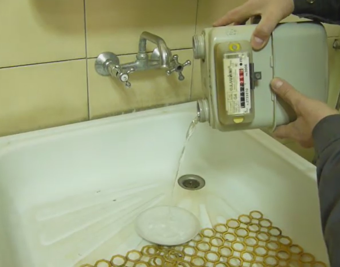У Рівненській багатоповерхівці газові лічильники заповнила вода (відео)