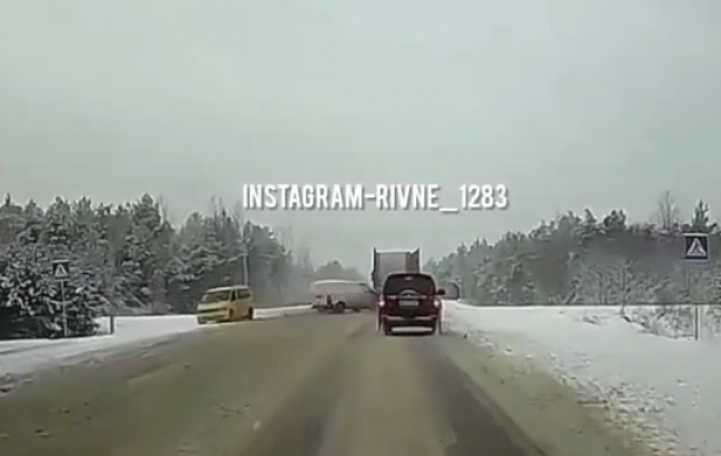 В мережі з’явилося відео потрійної ДТП поблизу Рівненського полігону