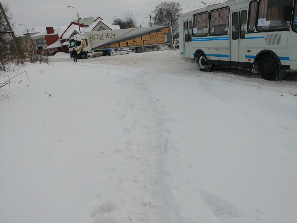 Вантажівка "Рошен" застрягла в снігу на околиці Рівного (фото)