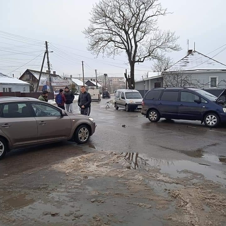 У Костополі серед білого дня не розминулися дві автівки (фото)