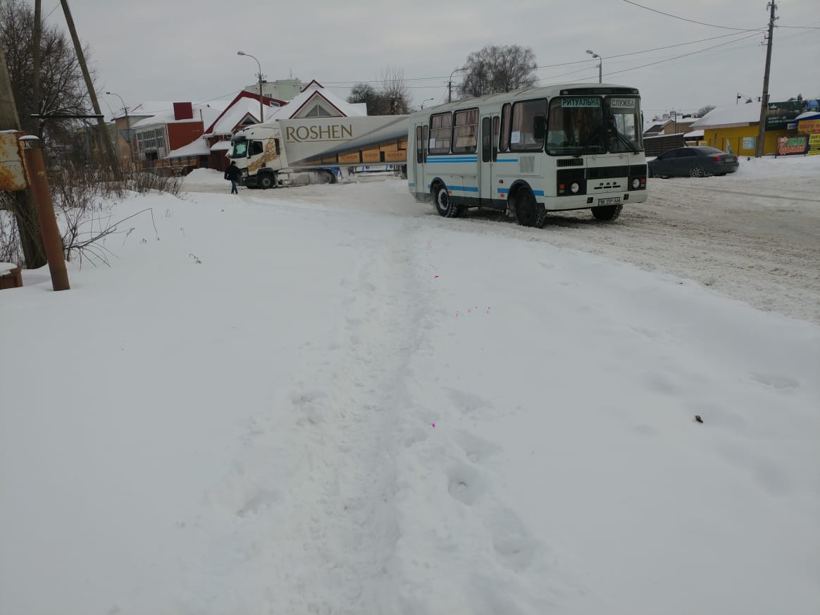 Вантажівка "Рошен" застрягла в снігу на околиці Рівного (фото)