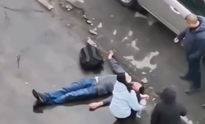 В Рівному на Макарова побили чоловіка, що вибив вікно під'їзду (відео)