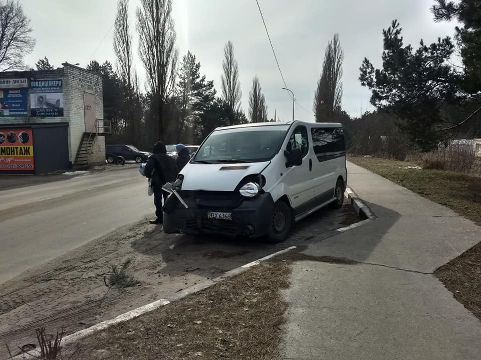 У Вараші не розминулися позашляховик та бус: один з водіїв - у лікарні (фото)