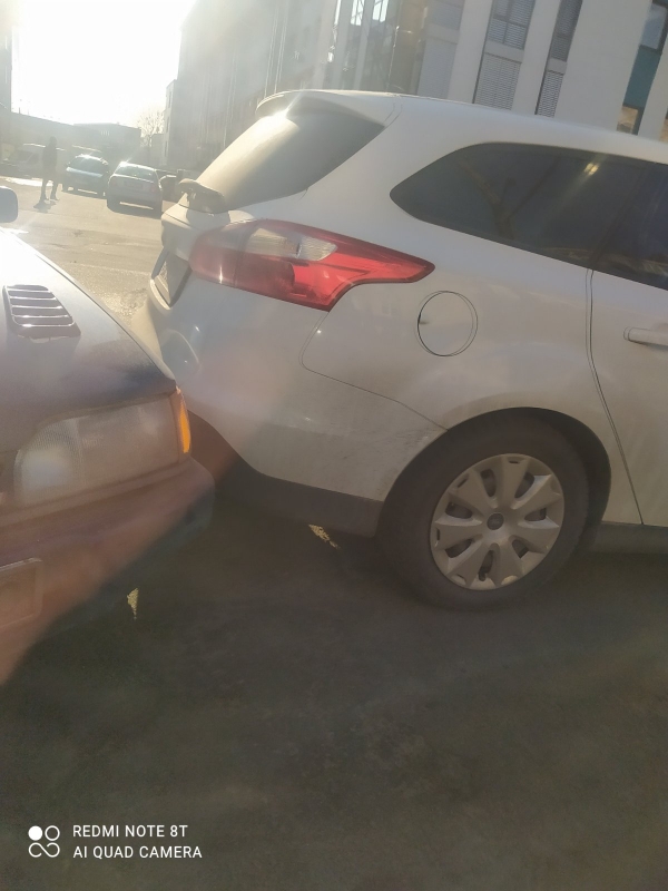 Автопригода сталася по вулиці Відінській, 39. Як видно з фото, білий позашляховик зіткнувся з легковим автомобілем