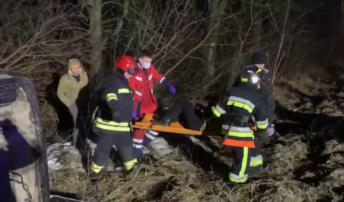 Відео порятунку постраждалих в ДТП по Київ-Чоп опублікувала ДСНС Рівненщини