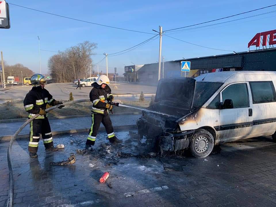 В Обарові біля "АТБ" горіла легкова автівка (+фото) 