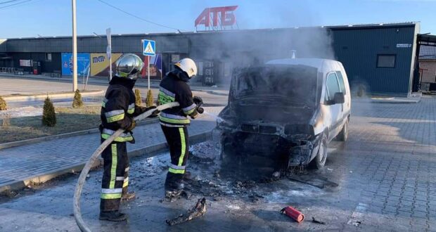 В Обарові біля "АТБ" горіла легкова автівка (+фото)