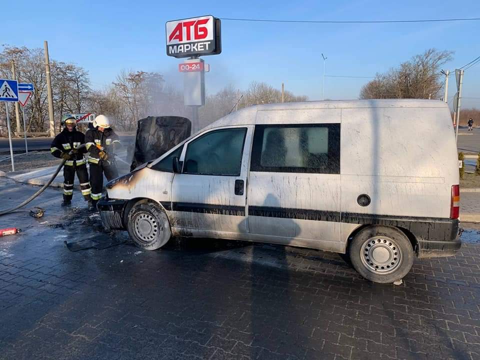 В Обарові біля "АТБ" горіла легкова автівка (+фото) 