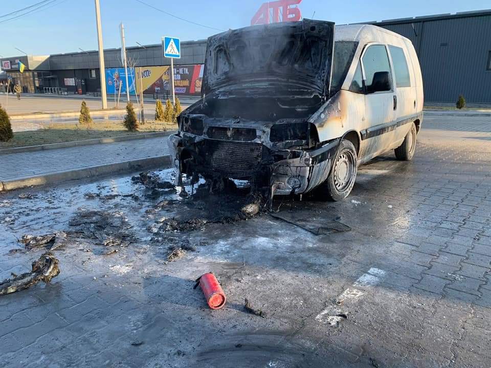 В Обарові біля "АТБ" горіла легкова автівка (+фото) 