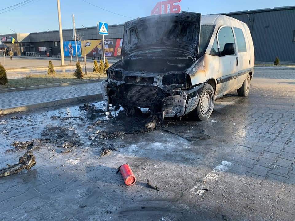 В Обарові біля "АТБ" горіла легкова автівка (+фото)