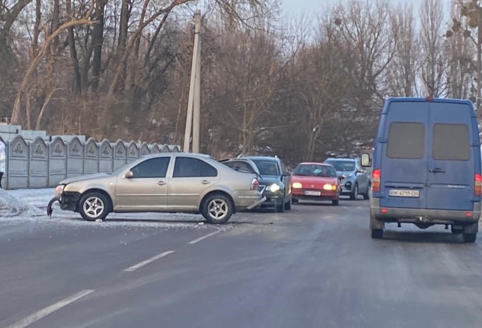 В Рівному на Басівкутській зіткнулися два автомобіля (фото)